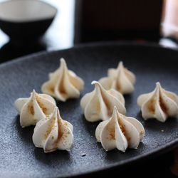 Maison de Thé Cha Noir - Les meringues parfumées au thé craquent sous la dent et fondent en bouche.