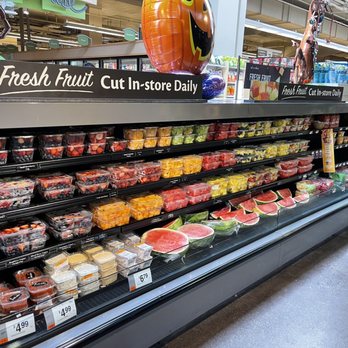 Giant - a display of fresh fruit in a grocery store - Grocery Near Me - Washington, DC, District of Columbia