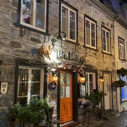 Le Lapin Sauté - Beautifully decorated outside