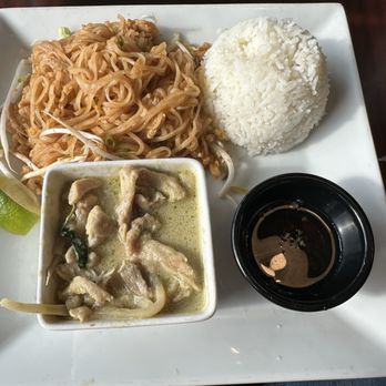 Siam Cuisine - Lunch Combo Pad Thai & Green Chicken Curry! - Thai Near Me - Anchorage, Alaska