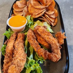 Twisted Root Burger - Chicken tenders with handmade potato chips