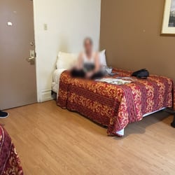 Europa Hostel - Our room, clean and spacious.