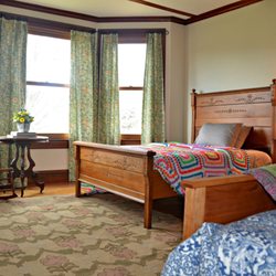Edgemont B&B - The west bedroom.  Each room has its own bath and internet radio.