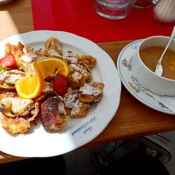 Cafe Winklstüberl - Kaiserschmarrn mit Apfelbrei