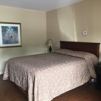 Knights Inn Fredericton - Single bed room - Hotels Near Me - Fredericton, New Brunswick Knights Inn Fredericton - Single bed room - Hotels Near Me - Fredericton, New Brunswick