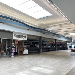YXE Saskatoon Airport - Rental cars and gift shop