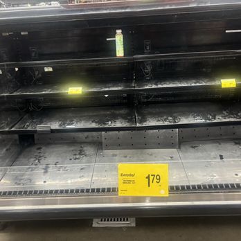 Vons - Empty pre-packaged food in late afternoon - Grocery Near Me - Avalon, California
