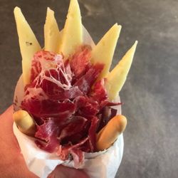 Mercat de la Barceloneta - A perfect lunch of meat and cheese