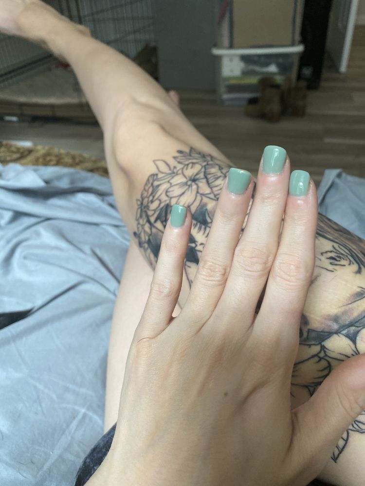 Ivy Nails Logo