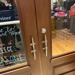 Vineyard Vines - Closed at 8:15pm despite all other surrounding stores open