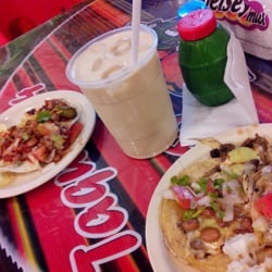 El Buen Taco - Taquitos de pastor y de bisteck con todos los complementos.