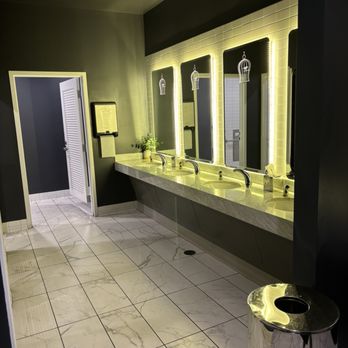 District - Very clean spacious bathrooms - Cocktail Bars Near Me - Los Angeles, California