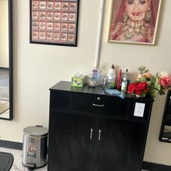 Looks Threading - Shape of eyebrows and wall decorations.