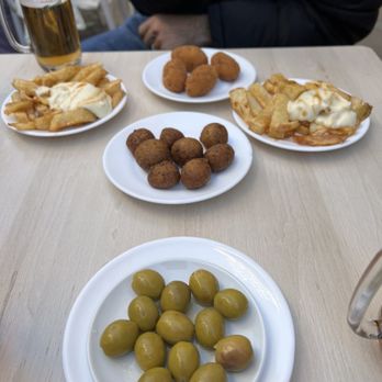 El Tomás de Sarrià - Bravas, croquetas, buñuelos, olivas - Spanish Near Me - Barcelona, B El Tomás de Sarrià - Bravas, croquetas, buñuelos, olivas - Spanish Near Me - Barcelona, B