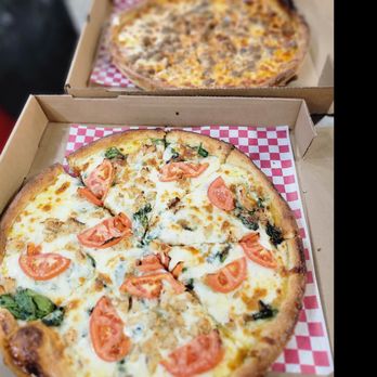 Certified Pies - Al Green Pie (Alfredo Base, Grilled Chicken, Spinach & Tomato - Pizza Near Me - Little Rock, Arkansas Certified Pies - Al Green Pie (Alfredo Base, Grilled Chicken, Spinach & Tomato - Pizza Near Me - Little Rock, Arkansas