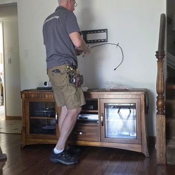 TV-Installer - Setting and hiding the cables - TV Mounting Near Me TV-Installer - Setting and hiding the cables - TV Mounting Near Me