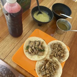Not bad for 3 minutes after sitting at my table!  3 Tacos, 3 salsas, and a drink.