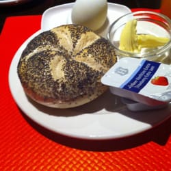 Henry's Café & Bar - Mohnbrötchen mit Marmelade
