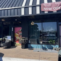 Cute coffee shop w parking right in front Cute coffee shop w parking right in front