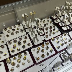 Gold Store Palm Springs - Lots of pieces to choose from