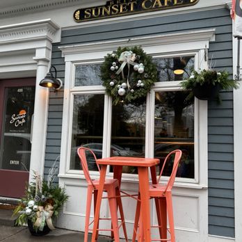 Bristol Sunset Cafe - So cute for the holidays! - Breakfast & Brunch Near Me - Bristol, Rhode Island