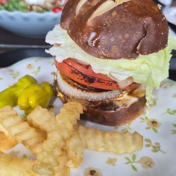Cafe 104 - The burger - Breakfast & Brunch Near Me - Duluth, Georgia
