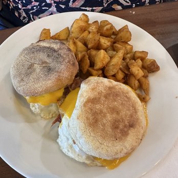 Maple & Hash - Breakfast sliders with bacon - Breakfast & Brunch Near Me - West Dundee, Illinois Maple & Hash - Breakfast sliders with bacon - Breakfast & Brunch Near Me - West Dundee, Illinois