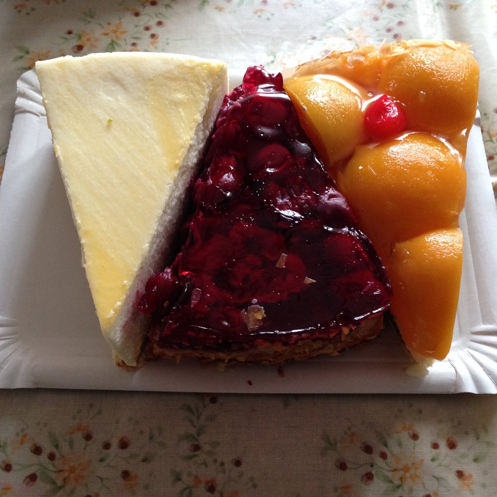 Hoenen - Cheesecake and cherry & peach cake slices - Bakeries Near Me - Duisburg, NW