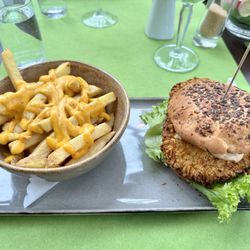 Lokal Genial - Blue Eagles Burger mit Pommes