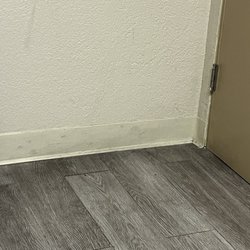 AIMS Urgent Care - Dirty walls