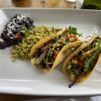 Hugo's Invitados - Smoked Brisket Tacos - Seafood Near Me - Irving, Texas