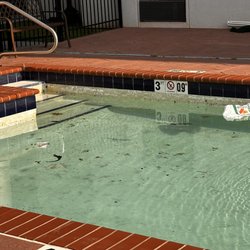 Comfort Inn & Suites Newcastle - Oklahoma City - Pool at the hotel had garbage in it, and scum around the edges.