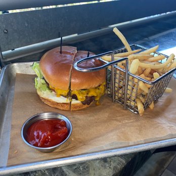Idyllwild Brewpub - Classic Cheeseburger - Brewpubs Near Me - Idyllwild, California