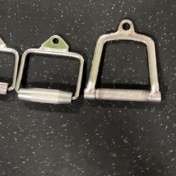 Onyx Health Club 24/7 Parma - 4 different kinds of cable handles. Cant find a matching pair to a single one
