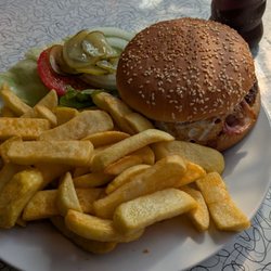 Mel's Diner - Texas Burger, with Bacon, Cheese, Egg, Fries