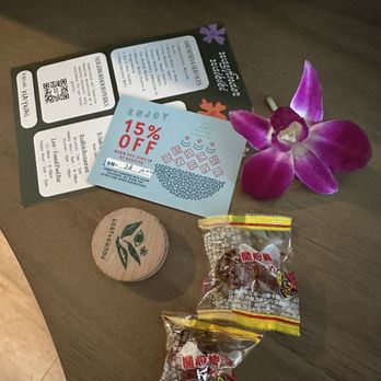 Wayfinder Waikiki - Wayfinder perks + 15% off discount to RedFish (located in their lobby) + candies + tokens for complimentary drinks + orchid decor - Hotels Near Me - Honolulu, Hawaii