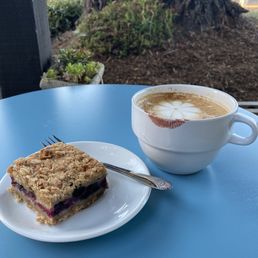 Berry crumble bar with vanilla soy latte Berry crumble bar with vanilla soy latte