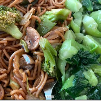 Mah-Jong Chinese Kitchen - Vegetable lo-mein with bok choy added - Chinese Near Me - Plano, Texas