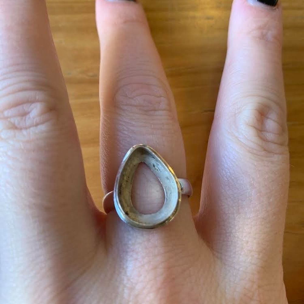 The stone fell out of the ring almost immediately The stone fell out of the ring almost immediately