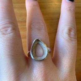The stone fell out of the ring almost immediately The stone fell out of the ring almost immediately