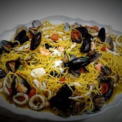 Ristorante Rocchino - Vassoio di tagliolini allo scoglio con pomodorini freschi
