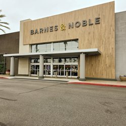 Barnes & Noble - Tustin