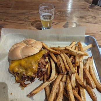 Missing Links Brewery - Bbq pork sandwich - Brewpubs Near Me - Renfrew, Pennsylvania