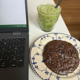 Matcha latte and cookie