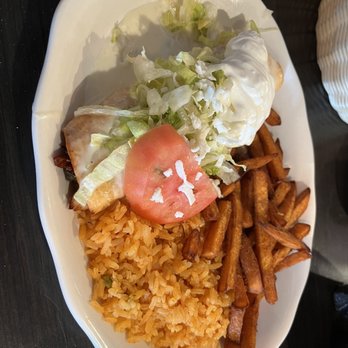 Écho Frezco - a plate of food on a table - Mexican Near Me - Shrewsbury, Pennsylvania Écho Frezco - a plate of food on a table - Mexican Near Me - Shrewsbury, Pennsylvania