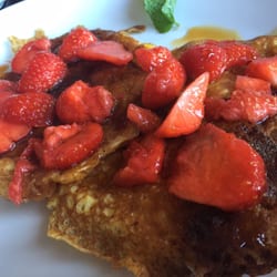 VIPS - Croassan francés a la plancha con sieope de caramelo y fresas. Bien de gordura!