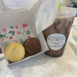 La Fontaine French Macarons - Parcha and Biscoff macarrones and iced mocha latte