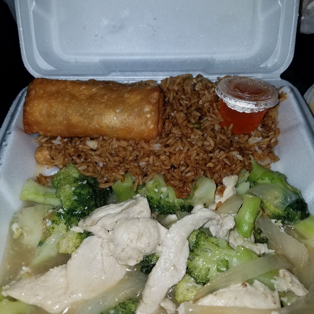Mandarin Kitchen - Chicken with broccoli and onion - Chinese Near Me - Southgate, Michigan Mandarin Kitchen - Chicken with broccoli and onion - Chinese Near Me - Southgate, Michigan