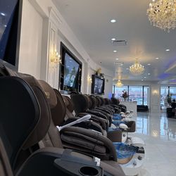 Deluxe Nails - Lots of pedi stations