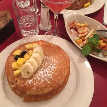 CAFÉ LULUc - Pancakes with fruits - French Near Me - Brooklyn, New York